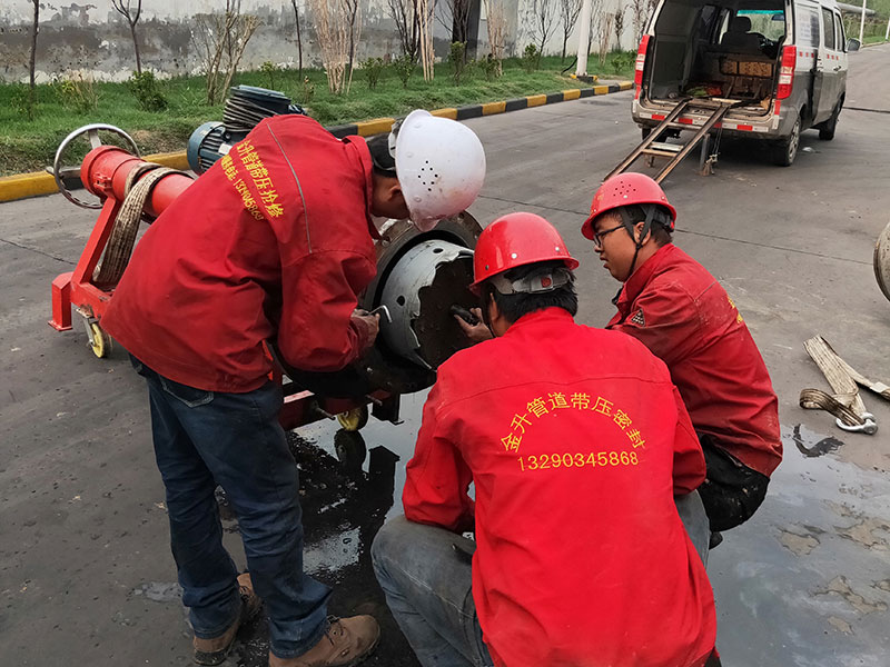 DN500循環(huán)水管道帶壓開孔順利完成！2.jpg